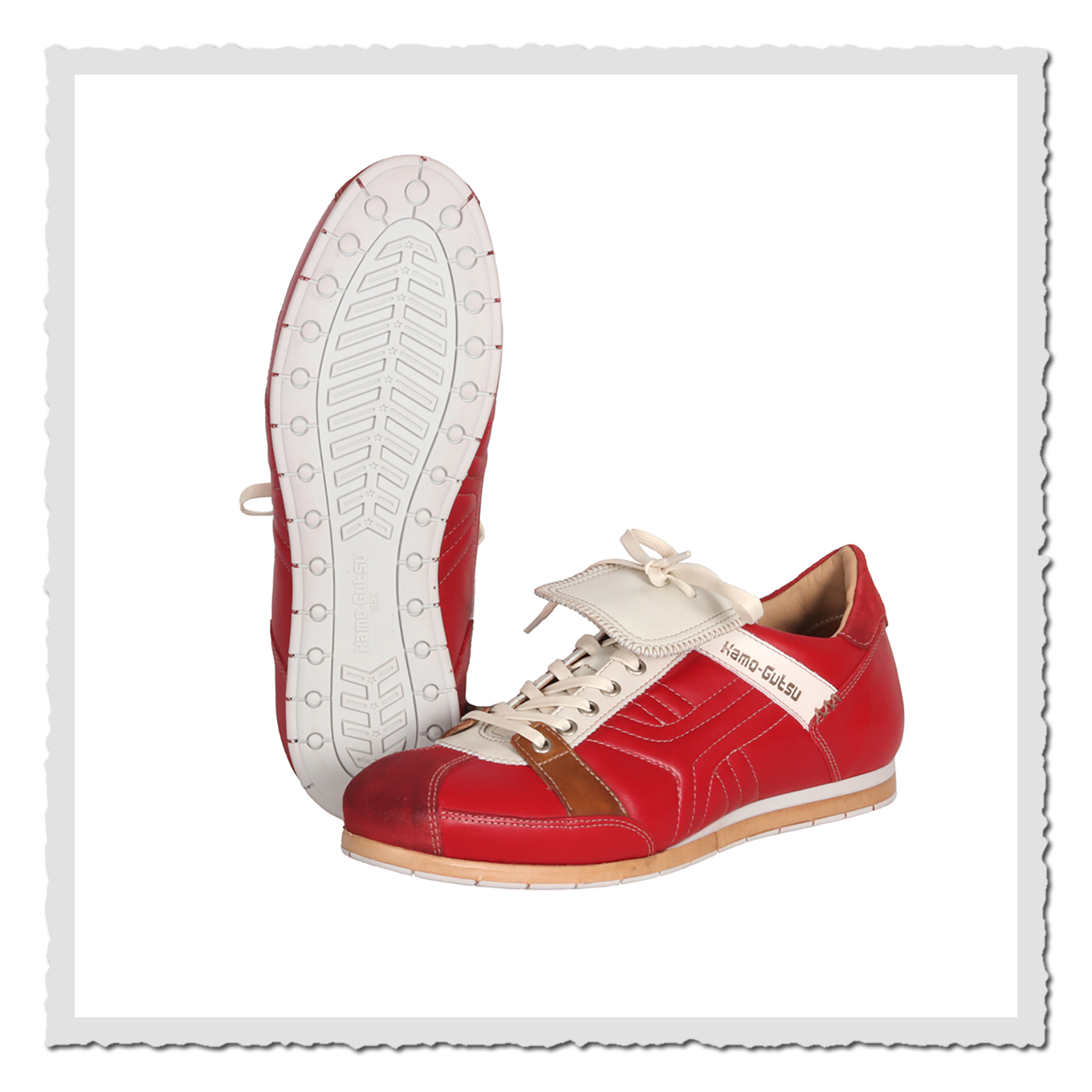 Ein roter Schuh von unten und ein Schuh seitlich, freigestellt vor hellem Hintergrund mit sichtbarer heller Sohle.